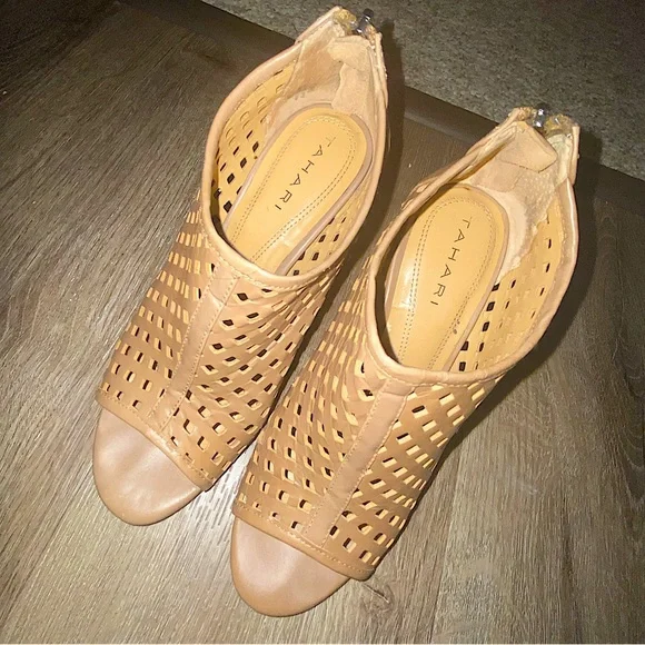 TAHARI Tan Heeled Sandals - size 6.5 - Picture 4 of 5